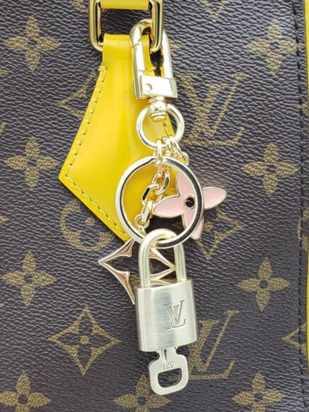 Authentic Louis Vuitton Gold Lock 🔒 Keychain Bag Unbranded Flower Charm LV - Picture 4 of 11